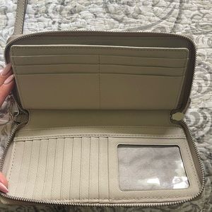 Brand New Michael Kors Wristlet Wallet. NEVER USED